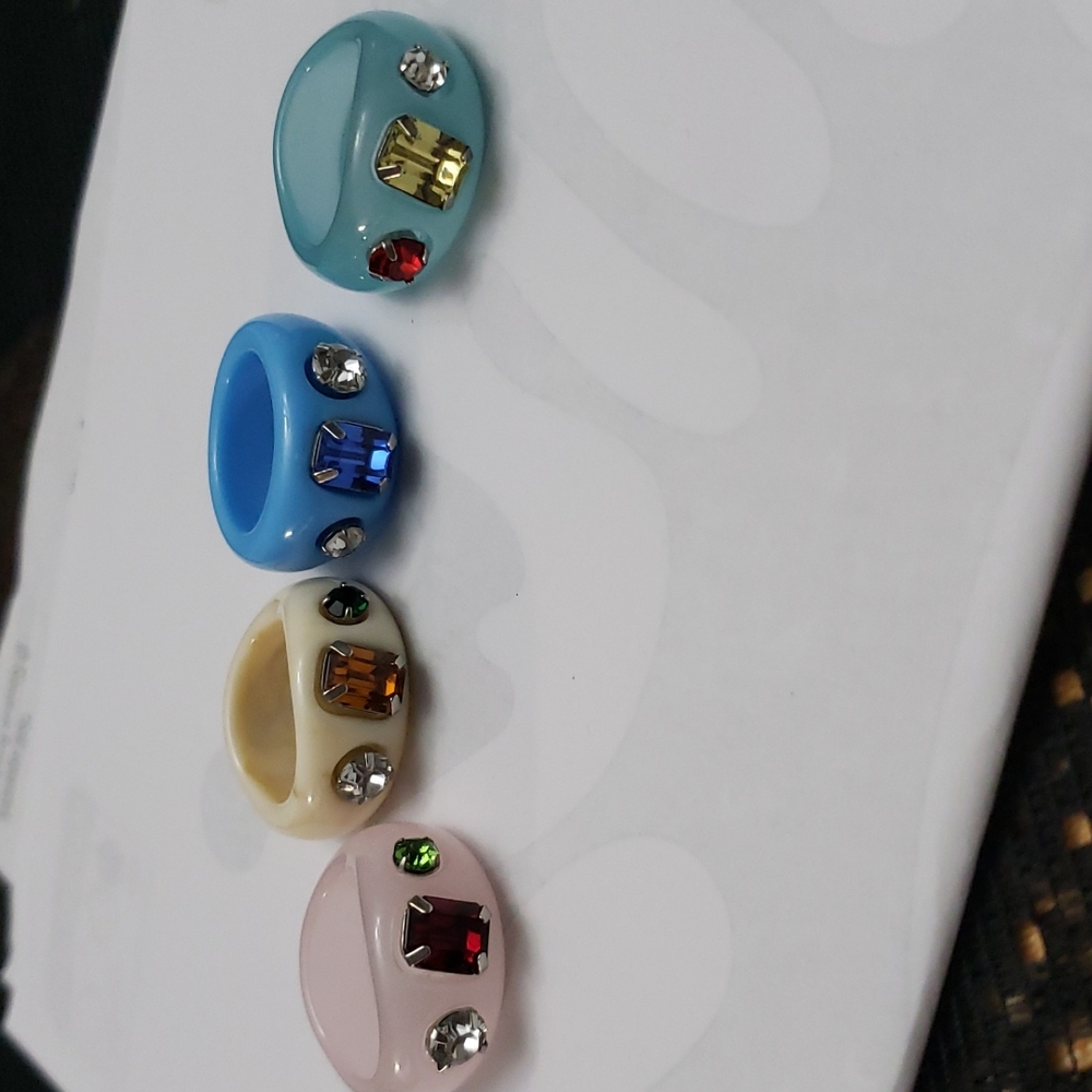 8 Plastic Costume Rings - Picture 6 of 10
